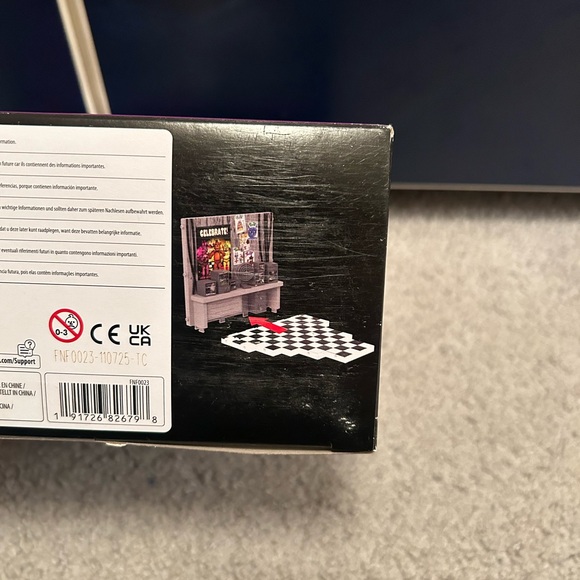 Five Night’s at Freddy Golden Freddy with Office Jazwares - Picture 11 of 14